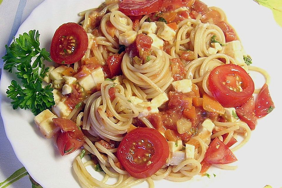 Spaghetti mit rotem Pesto und Schafskäse