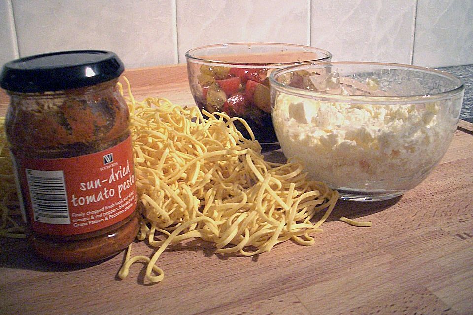 Spaghetti mit rotem Pesto und Schafskäse