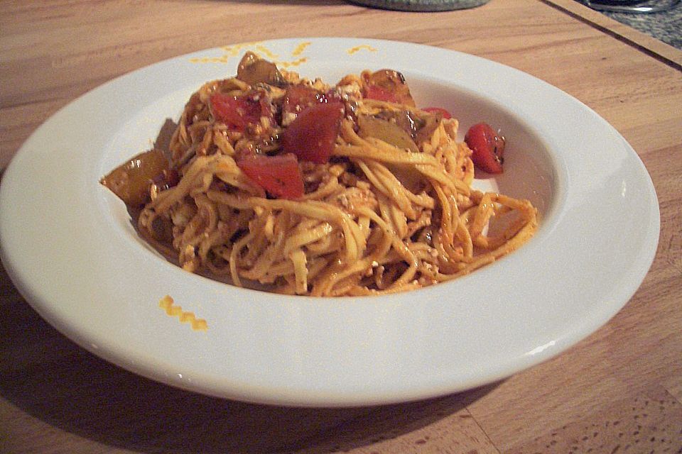 Spaghetti mit rotem Pesto und Schafskäse