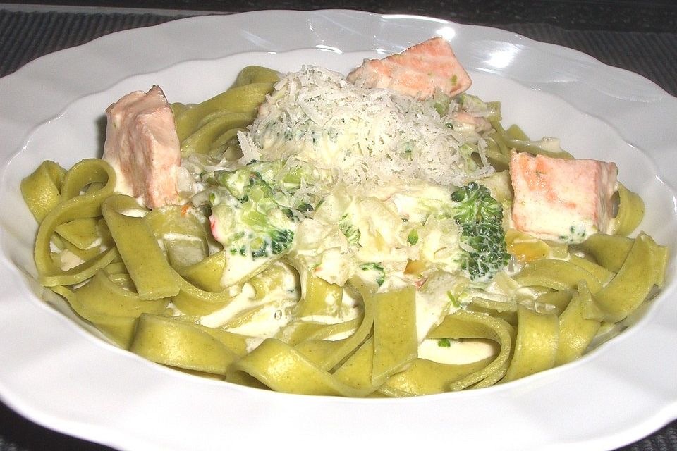 Lachs-Brokkoli-Sahne-Sauce