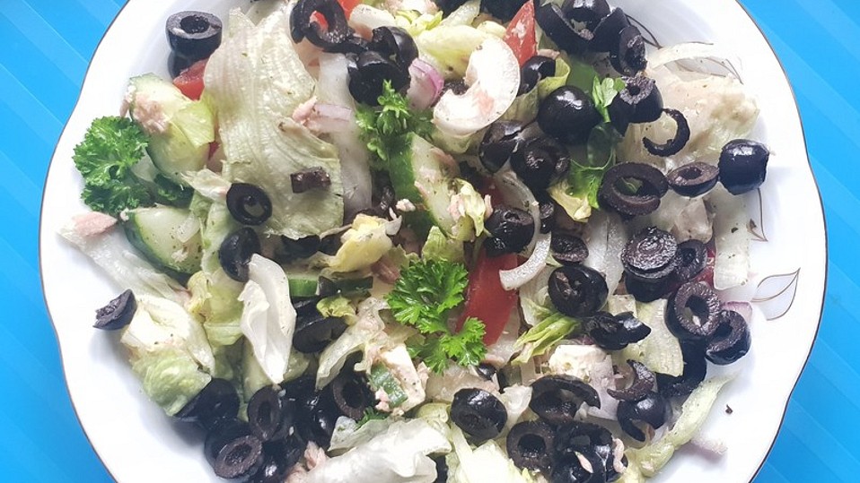 Eisbergsalat mit Schafskäse und Oliven