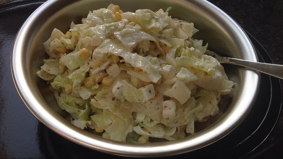 Eisbergsalat mit Schafskäse und Oliven