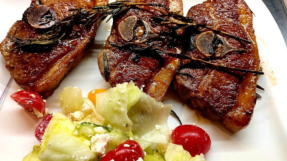 Eisbergsalat mit Schafskäse und Oliven