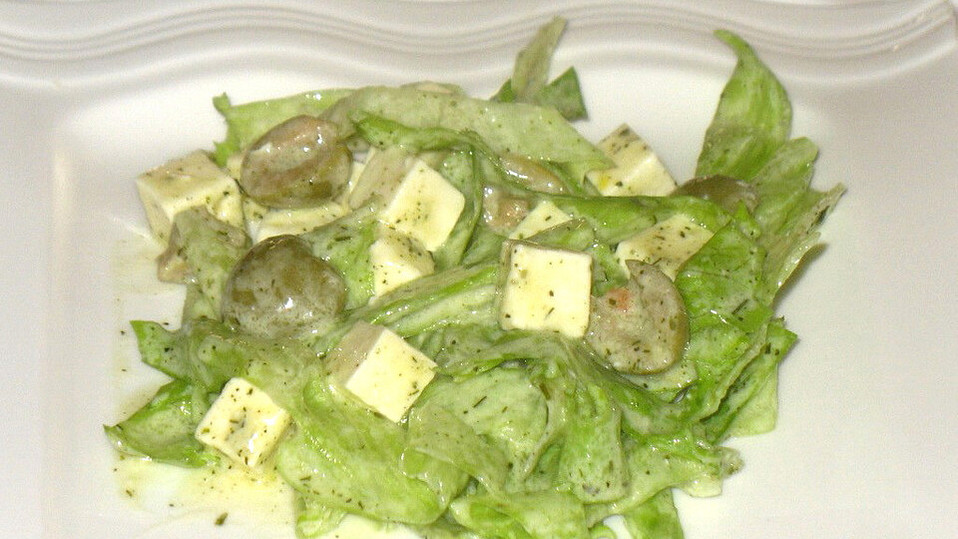 Eisbergsalat mit Schafskäse und Oliven
