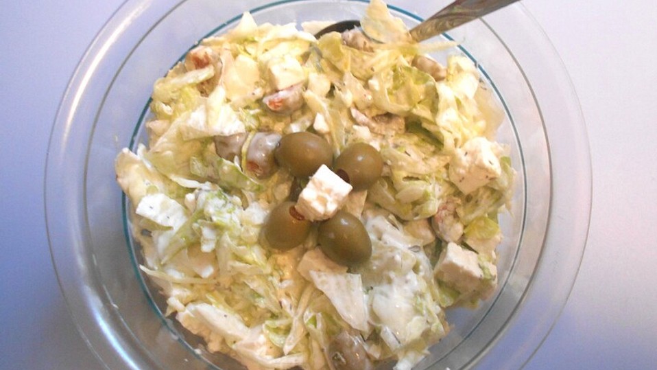 Eisbergsalat mit Schafskäse und Oliven