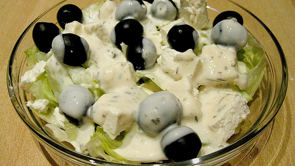 Eisbergsalat mit Schafskäse und Oliven