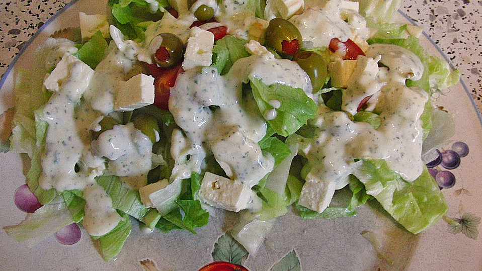 Eisbergsalat mit Schafskäse und Oliven