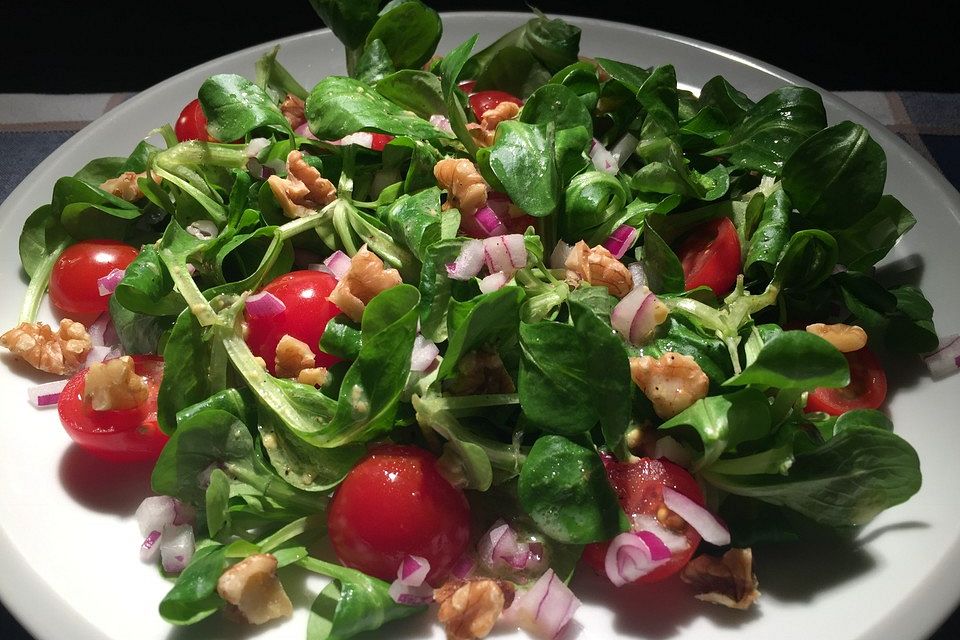 Feldsalat mit Kirschtomate und Walnuss