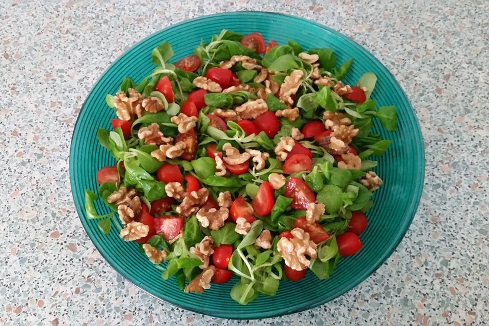 Feldsalat mit Kirschtomate und Walnuss