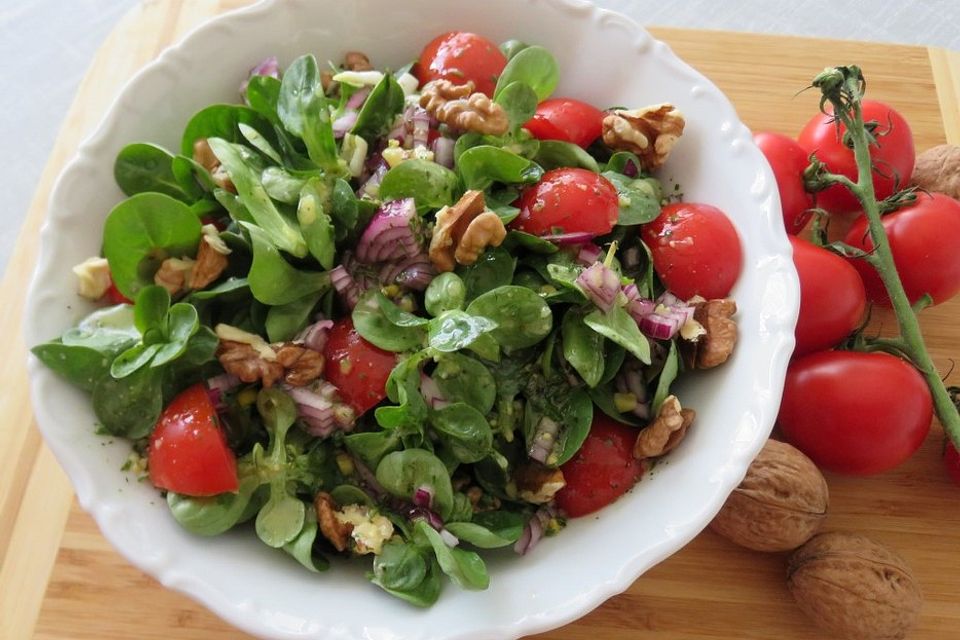 Feldsalat mit Kirschtomate und Walnuss