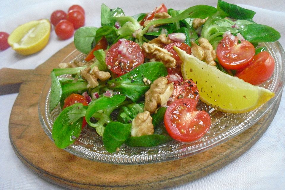 Feldsalat mit Kirschtomate und Walnuss