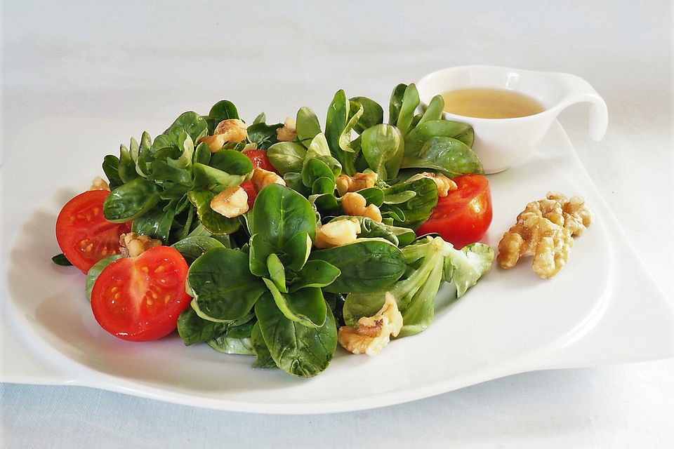 Feldsalat mit Kirschtomate und Walnuss