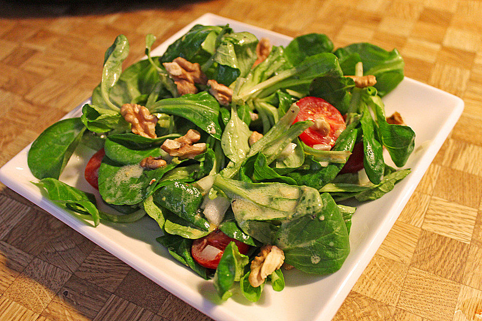 Feldsalat mit Kirschtomate und Walnuss