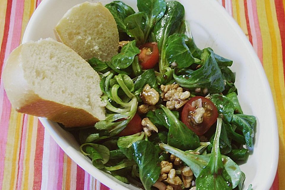 Feldsalat mit Kirschtomate und Walnuss