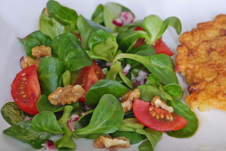 Feldsalat mit Kirschtomate und Walnuss