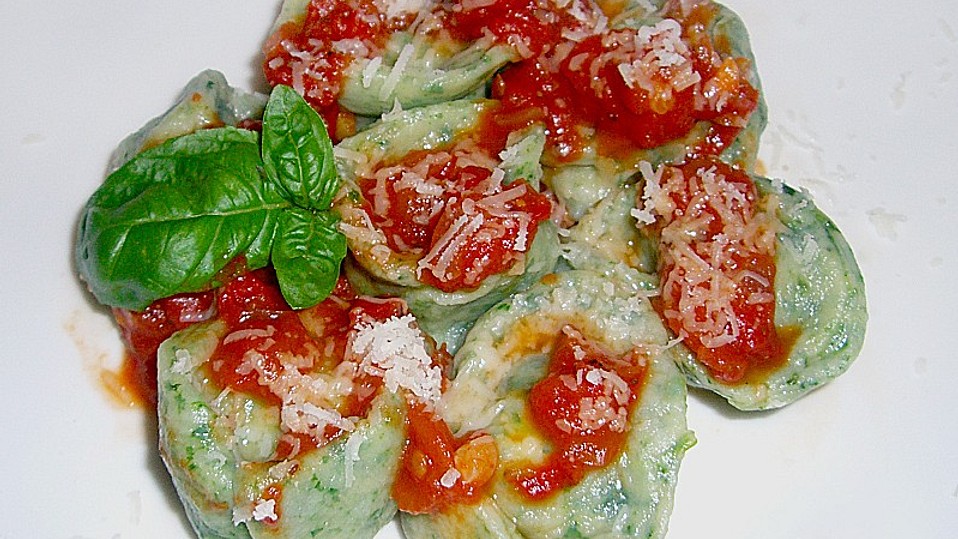 Grüne Käsetortellini mit Tomatensauce von rotessternchen Grüne Käsetortellini mit Tomatensauce von rotessternchen