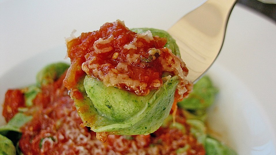 Grüne Käsetortellini mit Tomatensauce von rotessternchen Grüne Käsetortellini mit Tomatensauce von rotessternchen