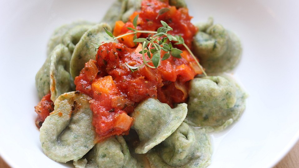Grüne Käsetortellini mit Tomatensauce von rotessternchen Grüne Käsetortellini mit Tomatensauce von rotessternchen