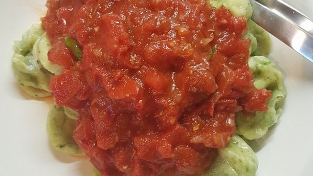 Grüne Käsetortellini mit Tomatensauce von rotessternchen Grüne Käsetortellini mit Tomatensauce von rotessternchen