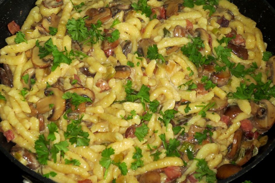 Schnelle Spätzlepfanne mit Pilzen und Lauch