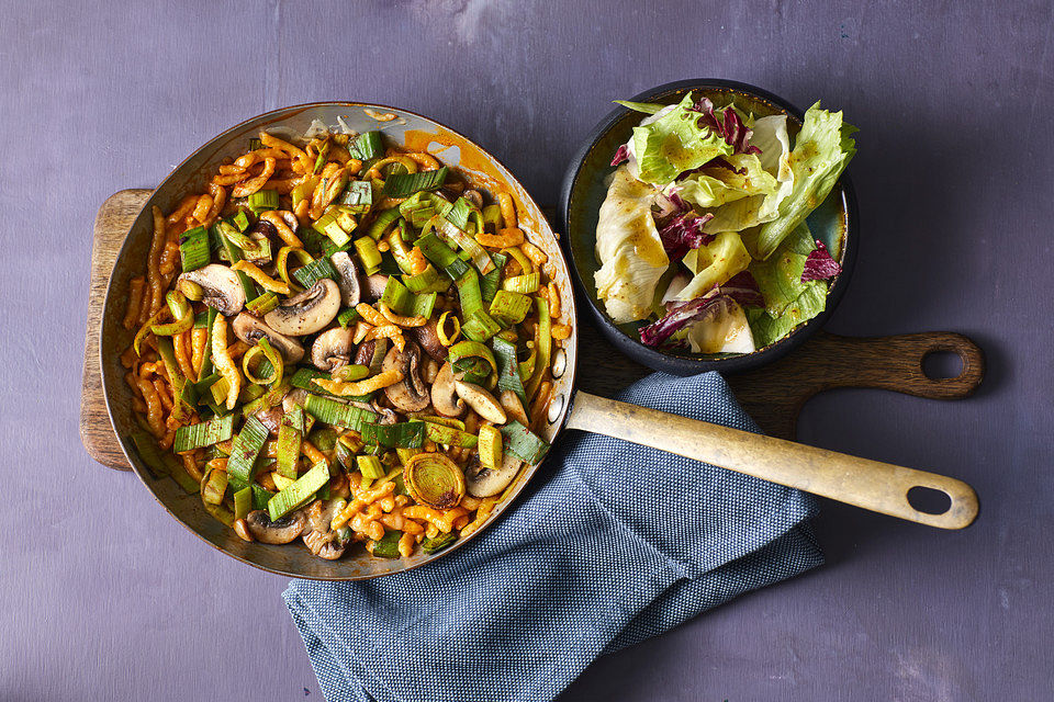 Schnelle Spätzlepfanne mit Pilzen und Lauch