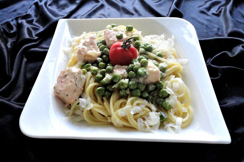 Spaghetti mit Lachs und Erbsen