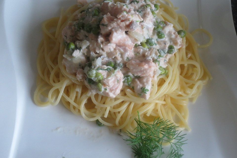 Spaghetti mit Lachs und Erbsen