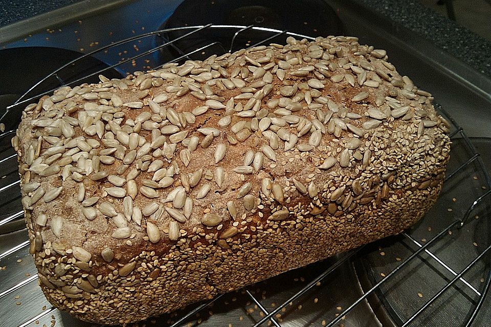 Mein Roggensauerteigbrot mit Sesamkruste