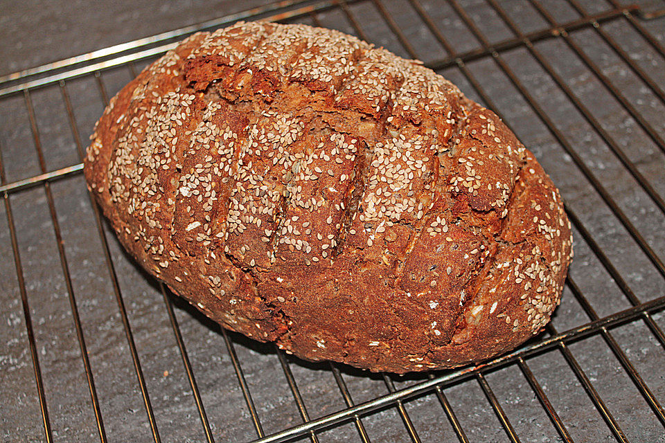 Mein Roggensauerteigbrot mit Sesamkruste