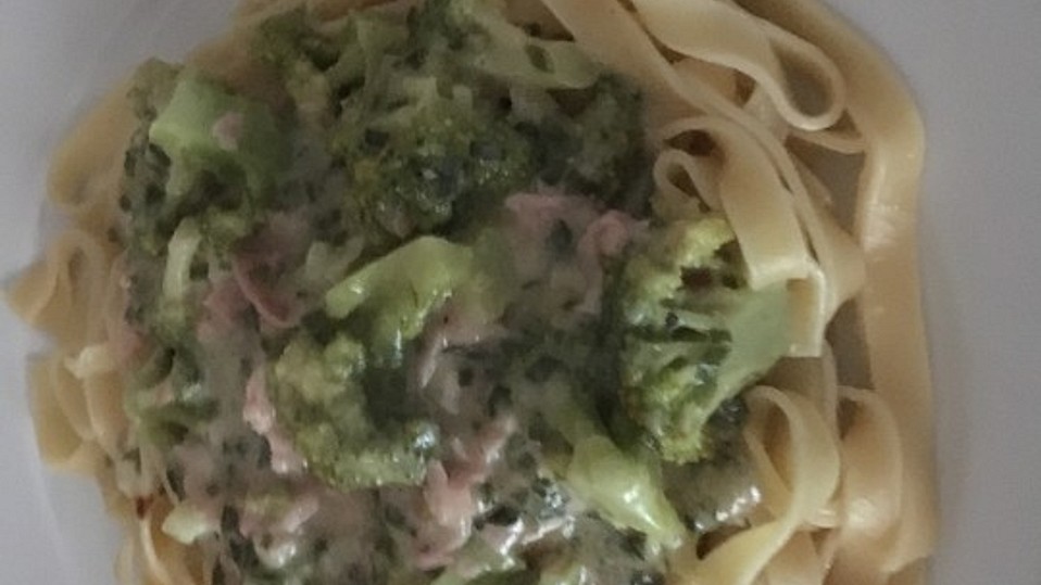 Bandnudeln mit Brokkoli - Sahne - Schinken Soße von leomig Bandnudeln mit Brokkoli - Sahne - Schinken Soße von leomig