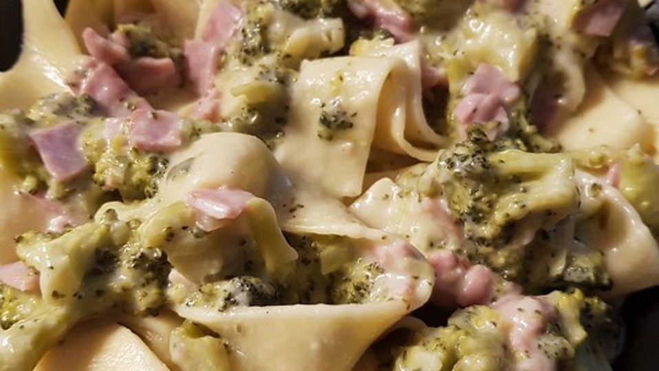 Bandnudeln mit Brokkoli - Sahne - Schinken Soße von leomig Bandnudeln mit Brokkoli - Sahne - Schinken Soße von leomig