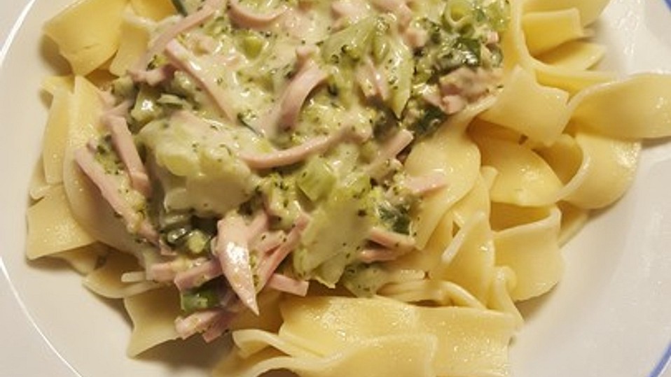 Bandnudeln mit Brokkoli - Sahne - Schinken Soße von leomig Bandnudeln mit Brokkoli - Sahne - Schinken Soße von leomig