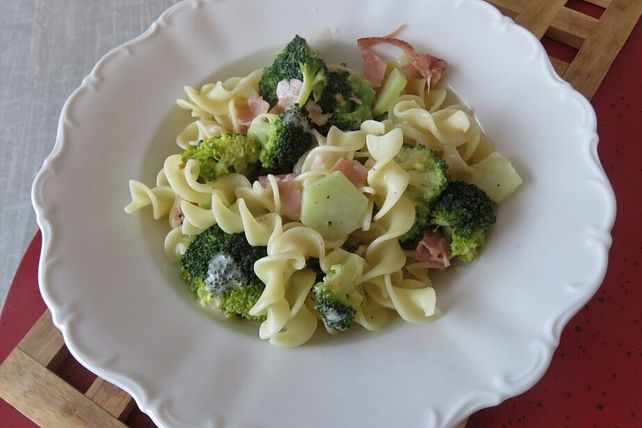 Bandnudeln mit Brokkoli - Sahne - Schinken Soße von leomig| Chefkoch Bandnudeln mit Brokkoli - Sahne - Schinken Soße von leomig| Chefkoch