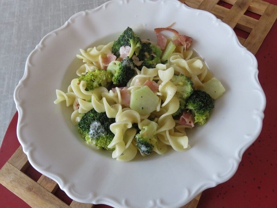 Bandnudeln mit Brokkoli - Sahne - Schinken Soße von leomig| Chefkoch