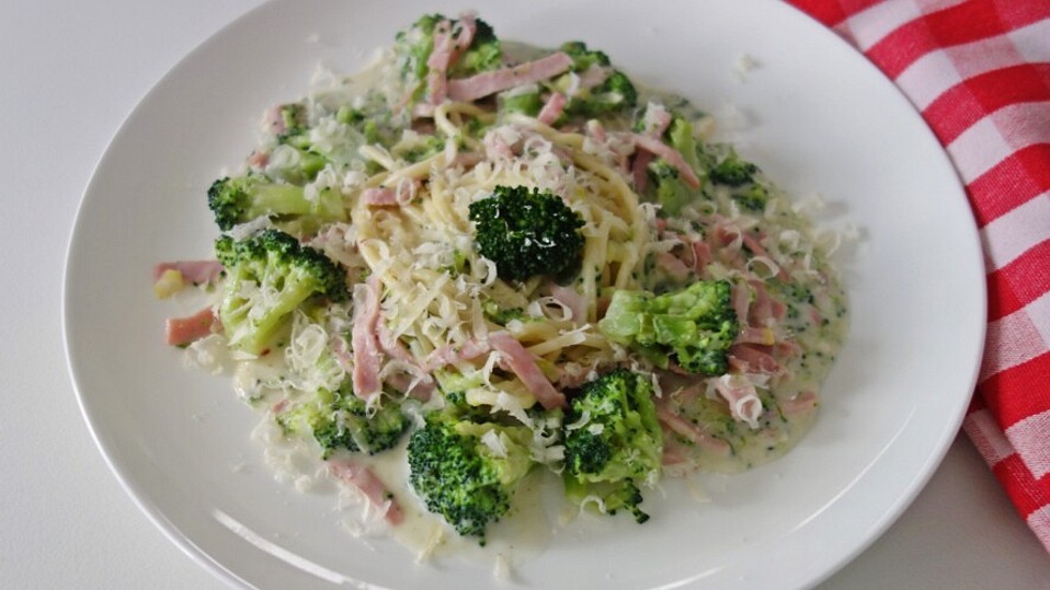 Bandnudeln mit Brokkoli - Sahne - Schinken Soße von leomig Bandnudeln mit Brokkoli - Sahne - Schinken Soße von leomig