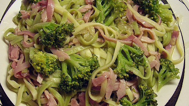 Bandnudeln mit Brokkoli - Sahne - Schinken Soße von leomig Bandnudeln mit Brokkoli - Sahne - Schinken Soße von leomig