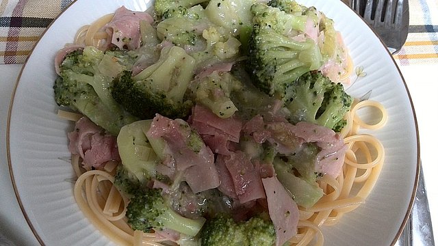 Bandnudeln mit Brokkoli - Sahne - Schinken Soße von leomig Bandnudeln mit Brokkoli - Sahne - Schinken Soße von leomig