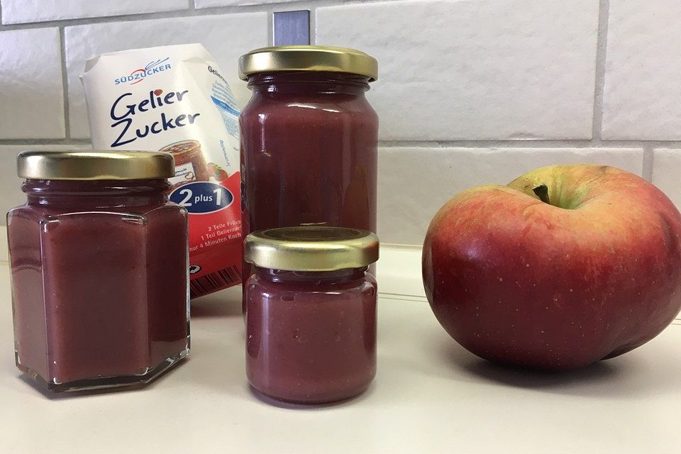 Bratapfelmarmelade mit Zimt, Rotwein und Marzipan