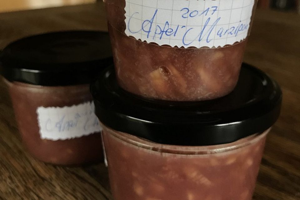 Bratapfelmarmelade mit Zimt, Rotwein und Marzipan