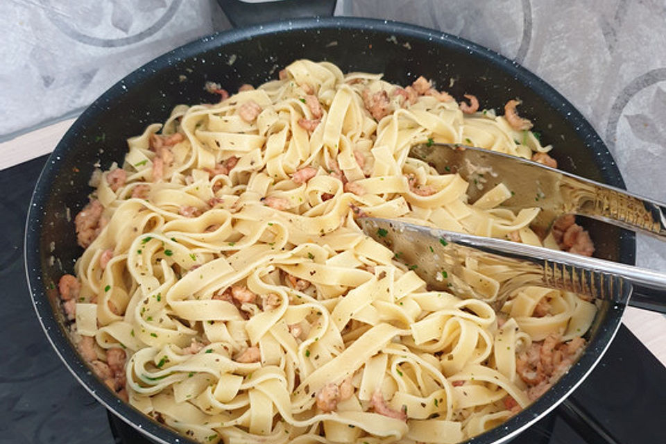 Knoblauchspaghetti mit Krabben oder Krebsschwänzen