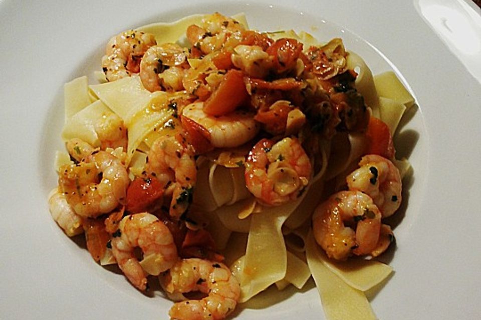 Vollkornnudeln mit Scampi und Mandelblättchen