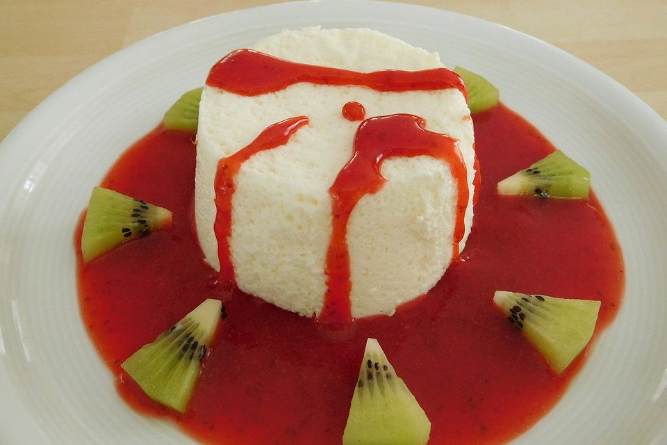 Joghurtmousse mit Erdbeersauce und Kiwi