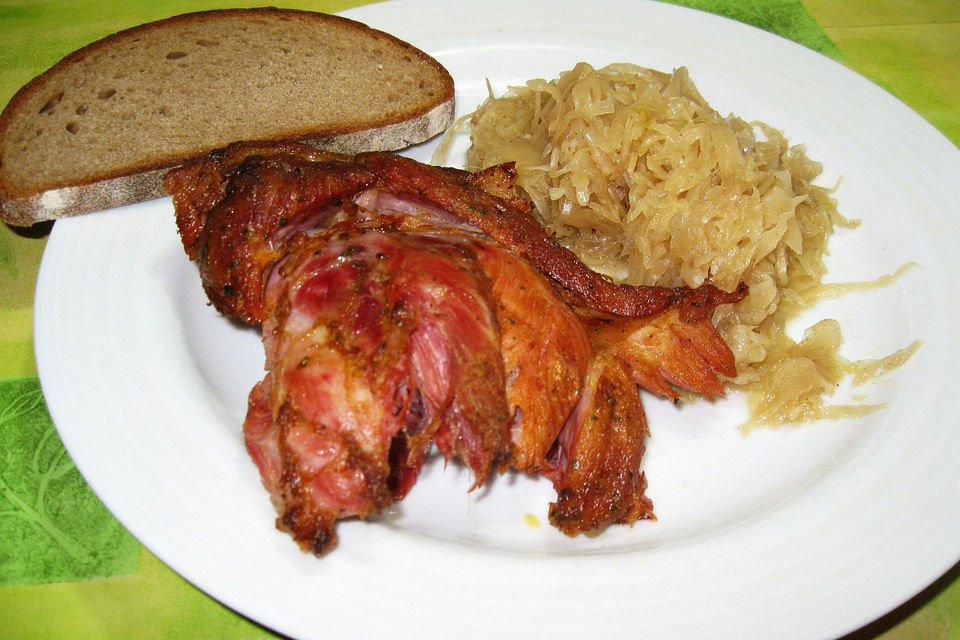 Schweinshaxe auf Sauerkraut