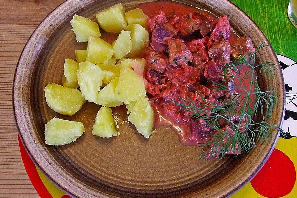 Schweinegulasch mit Roter Bete