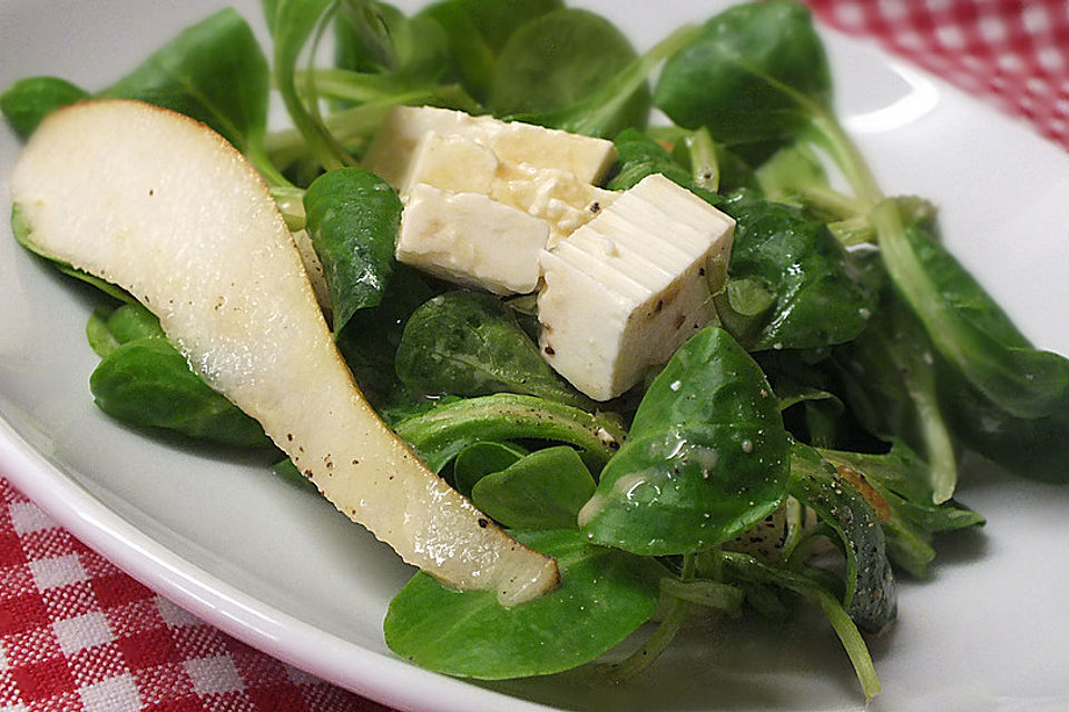 Herbstlicher Salat mit Birnen und Käse