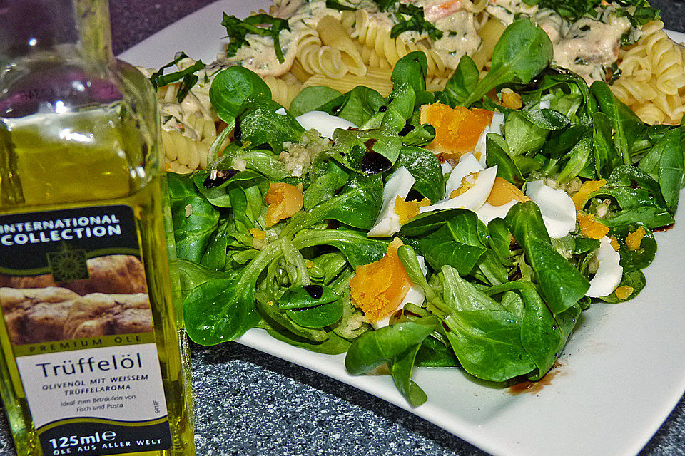 Feldsalat in Trüffelölmarinade