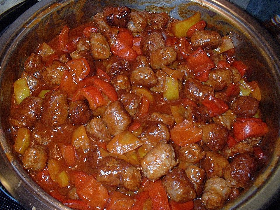 Bratwurst Curry Bällchen mit Peperoni Gnocchi an Röstzwiebeln von