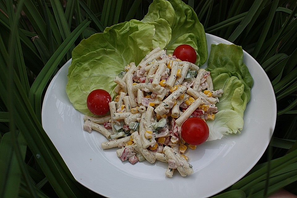 Nudelsalat mit Mais, Paprika und Co