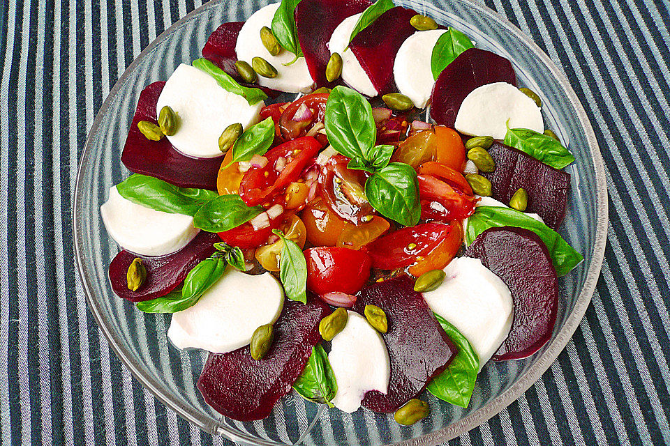 Caprese von Mozzarella und Roter Bete