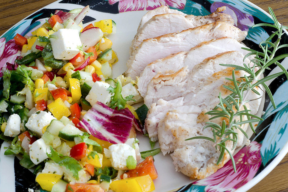 Salat mit gebratener Hähnchenbrust und Ananas